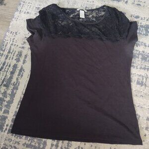 Woman large black tee with lace detail